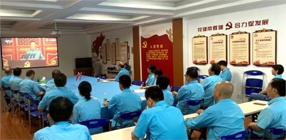 皖南電機黨委書記、副董事長管兵正在與公司黨員干部一起集中收看大會直播