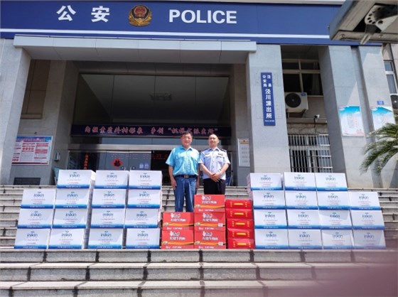 圖為公司安全環(huán)境保護(hù)處處長董萌蓓為子弟兵及公安民警送去慰問品，并致以節(jié)日的問候和祝福