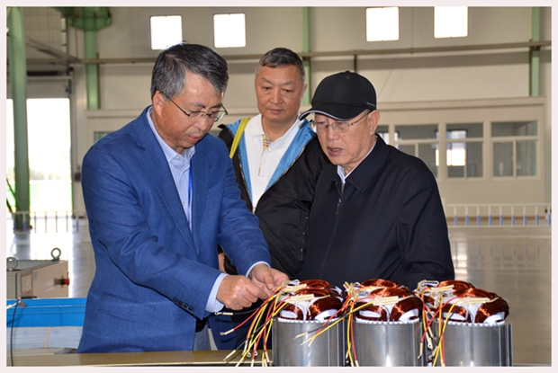 圖為中國機械工業(yè)聯(lián)合會特別顧問蔡惟慈（右一）、上海電器科學研究所(集團)有限公司黨委書記鄒孟奇（中）在公司副總經理孫躍（左一）的陪同下參觀皖南電機生產車間